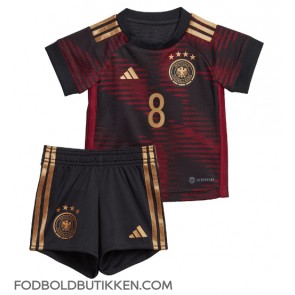Tyskland Leon Goretzka #8 Udebanetrøje Børn VM 2022 Kortærmet (+ Korte bukser)